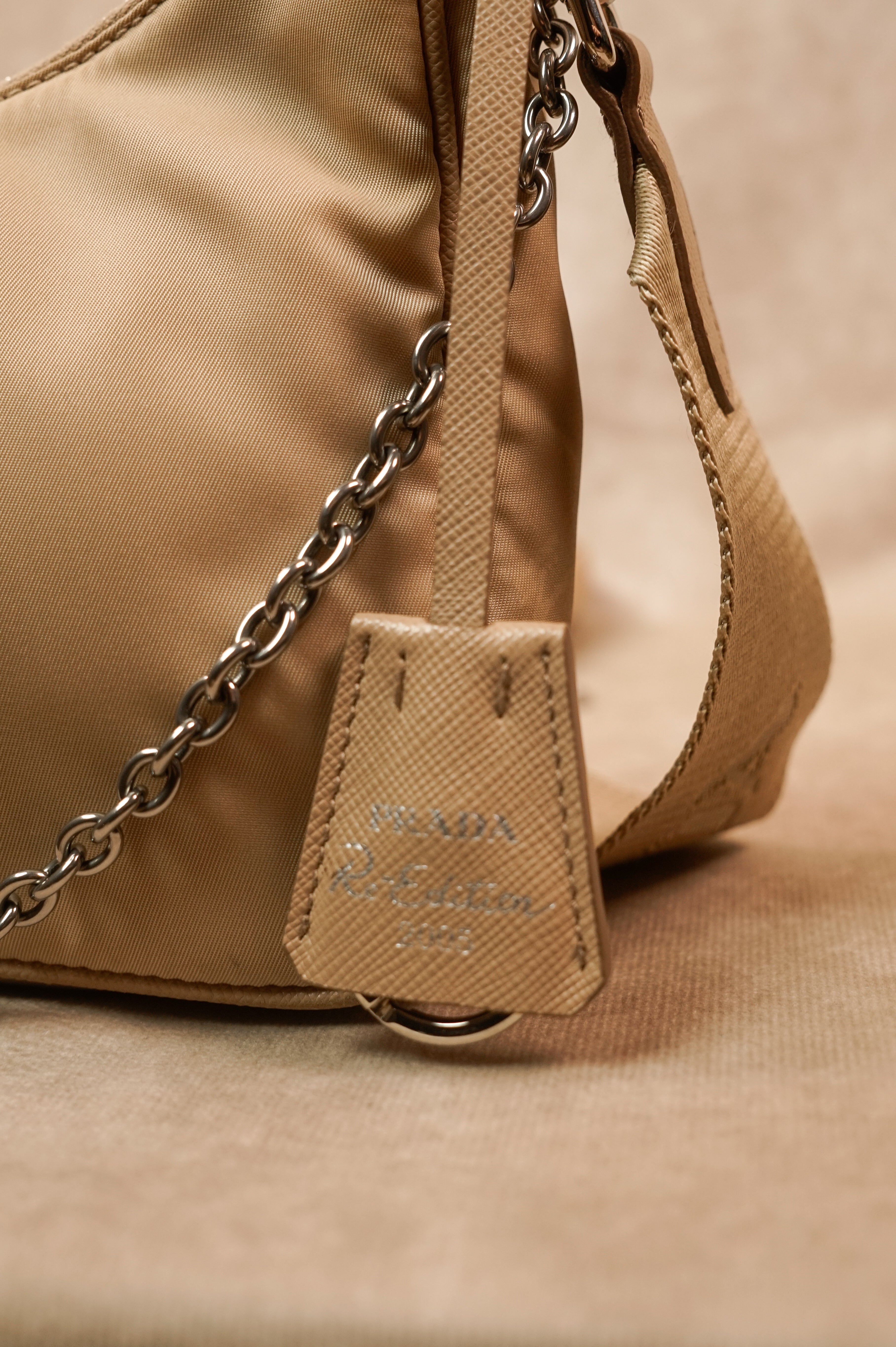 Prada re-Edition 2005 Handtasche Nylon Beige