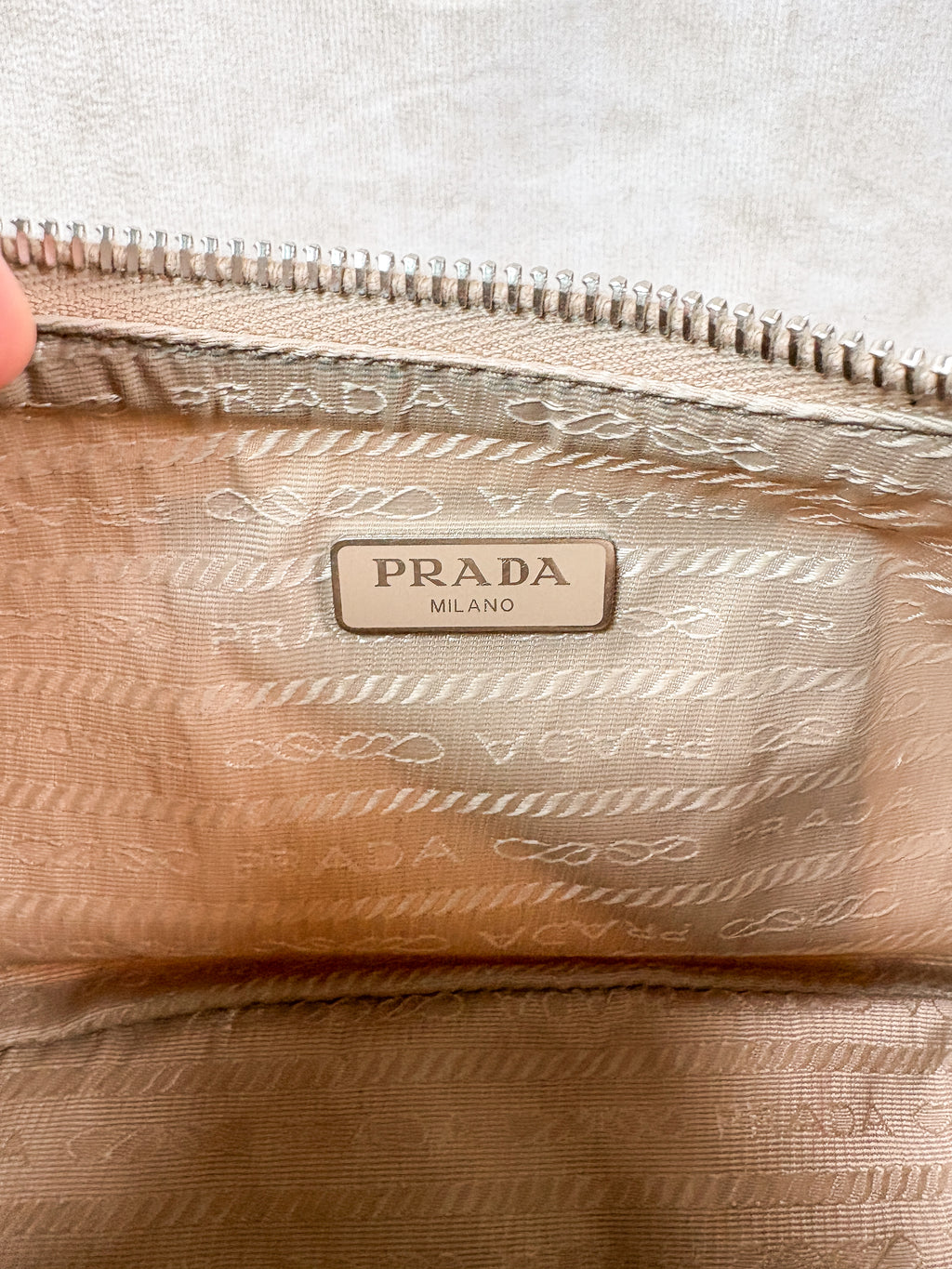 Prada re-Edition 2005 Handtasche Nylon Beige