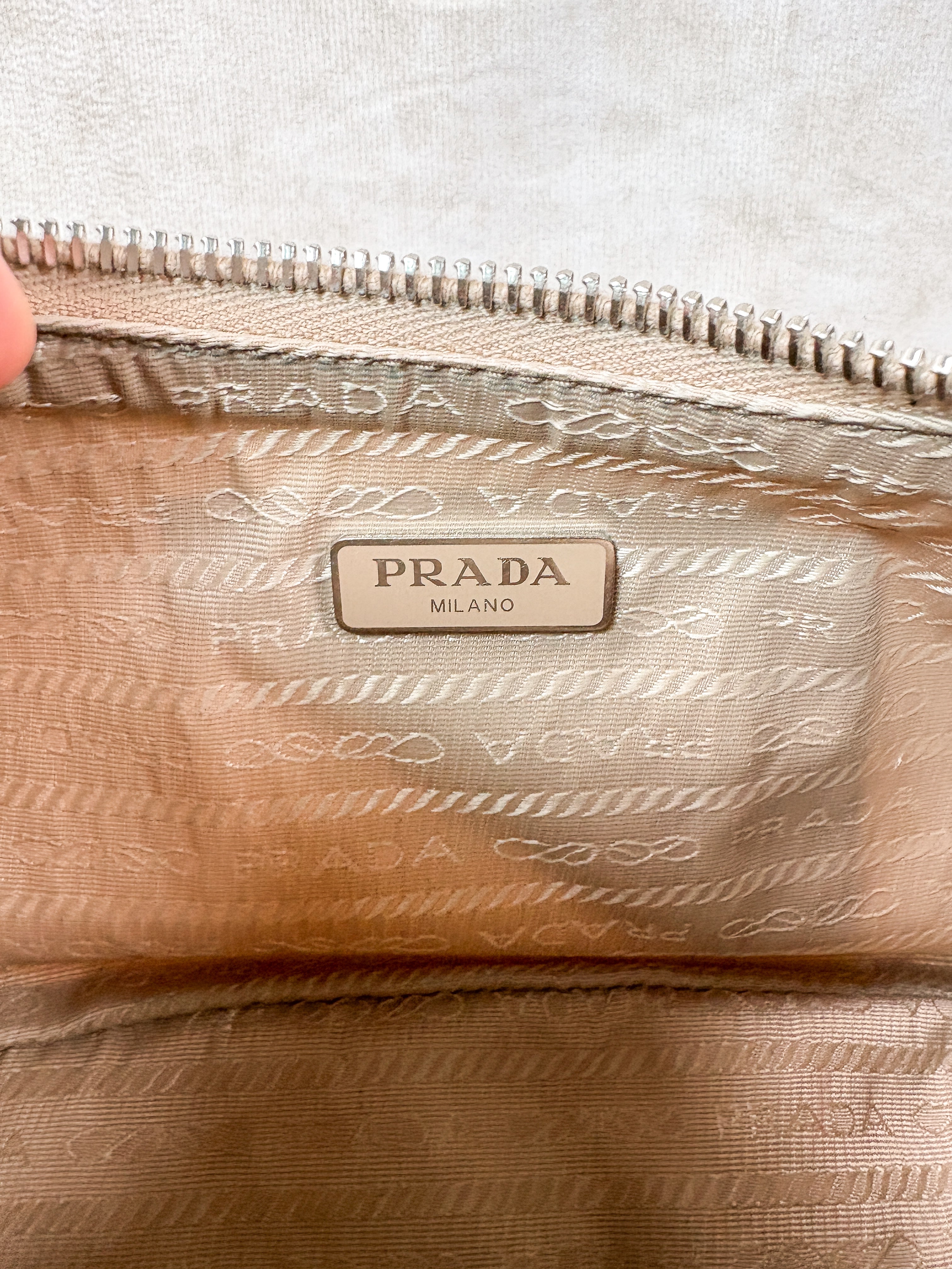 Prada re-Edition 2005 Handtasche Nylon Beige