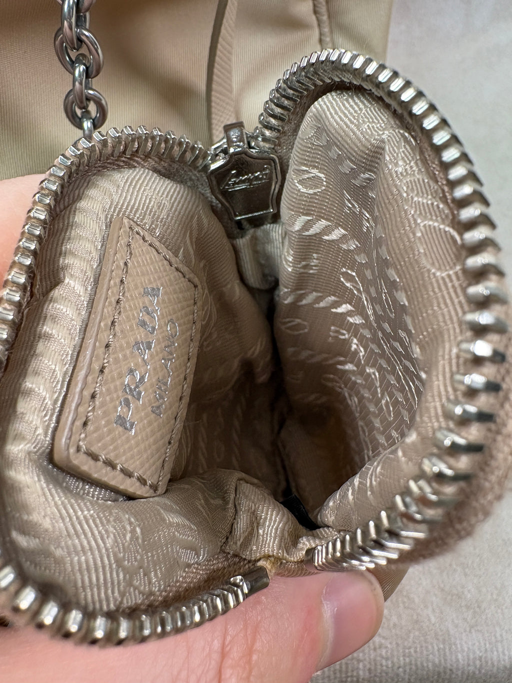 Prada re-Edition 2005 Handtasche Nylon Beige