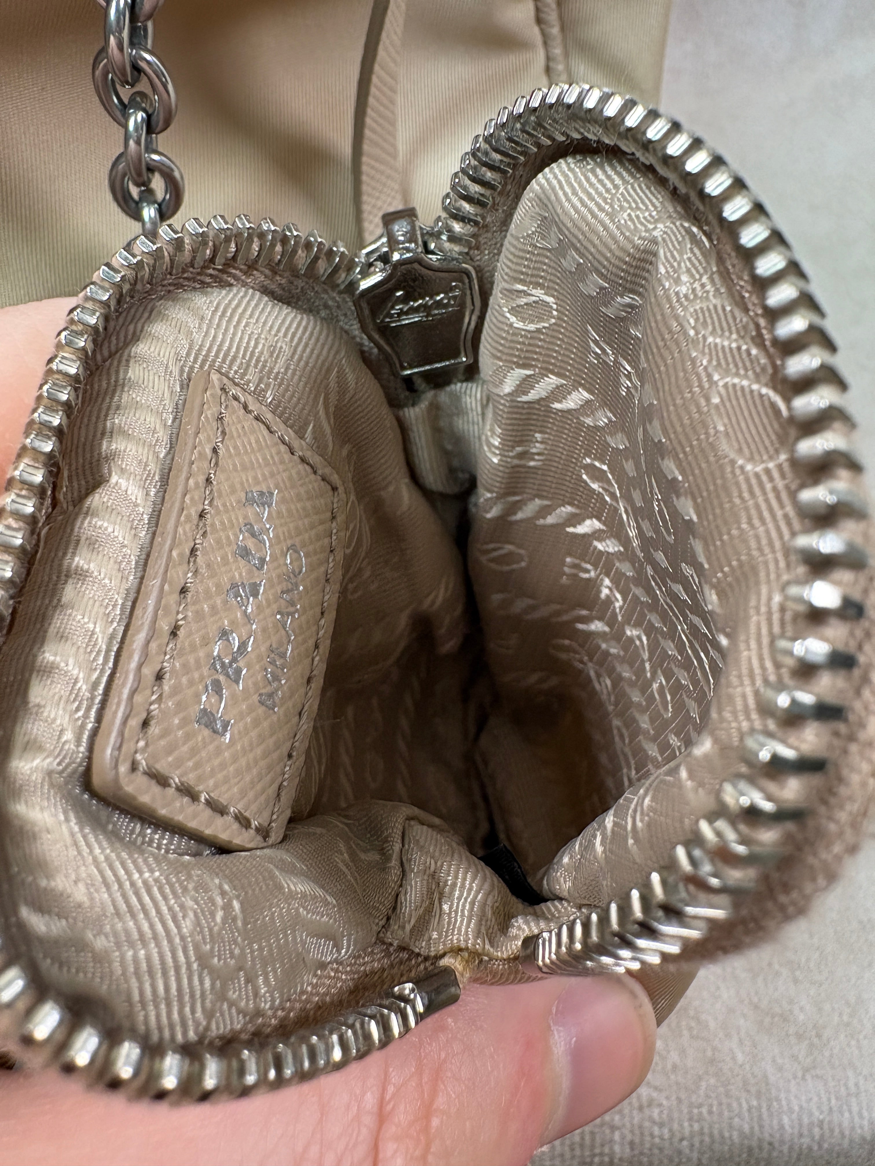 Prada re-Edition 2005 Handtasche Nylon Beige